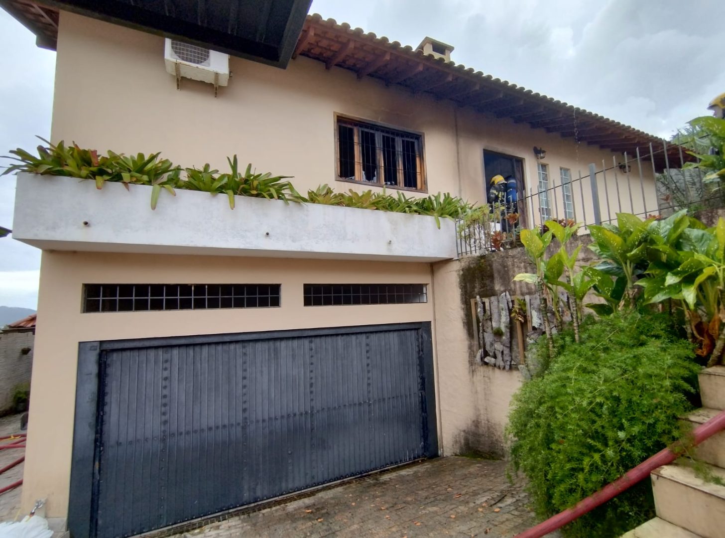 Casa pega fogo e morador é retirado por vizinhos em Florianópolis