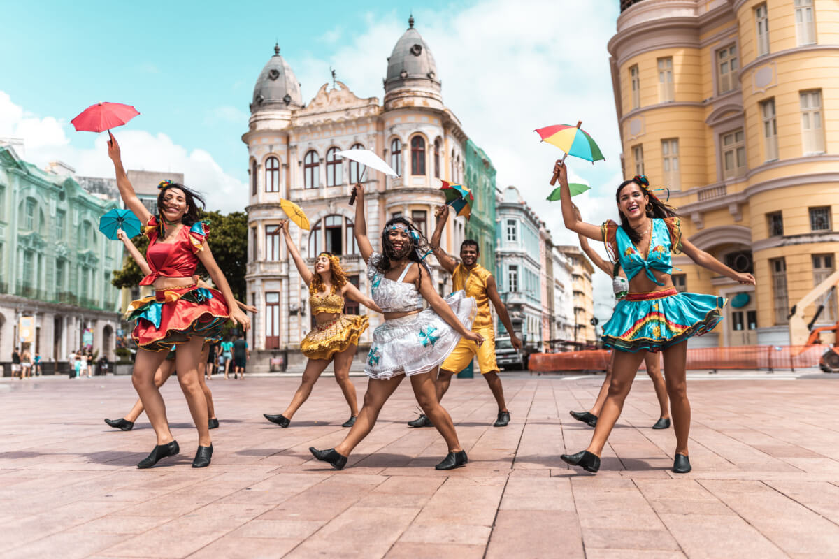 O Carnaval de Olinda é uma das festas mais tradicionais do país (Imagem: Brastock | Shutterstock)