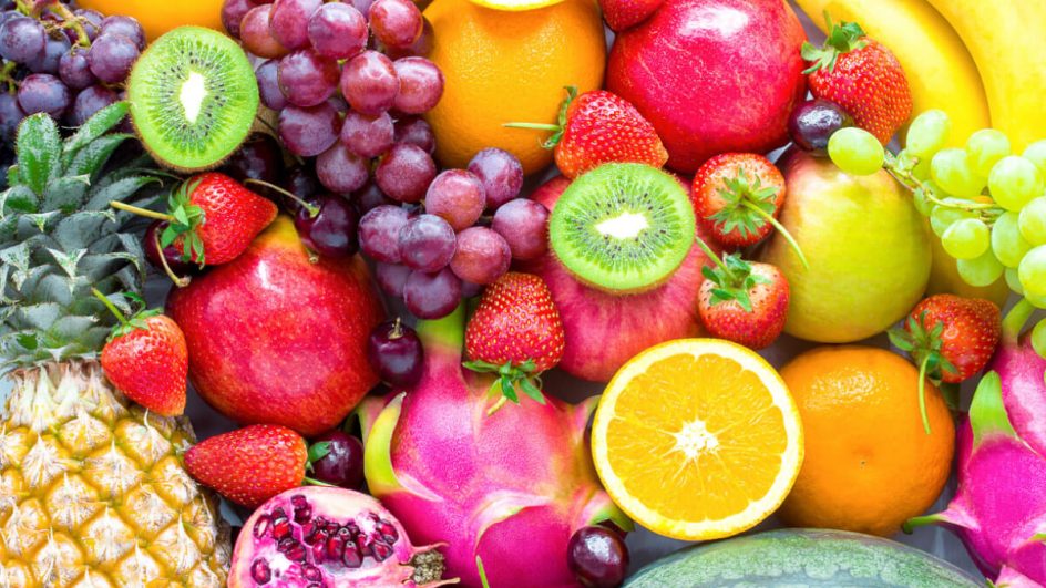 Para os dias de verão na praia, é essencial consumir opções saudáveis como frutas, oleaginosas e bebidas refrescantes (Imagem: CHALERMCHAI99 | Shutterstock)