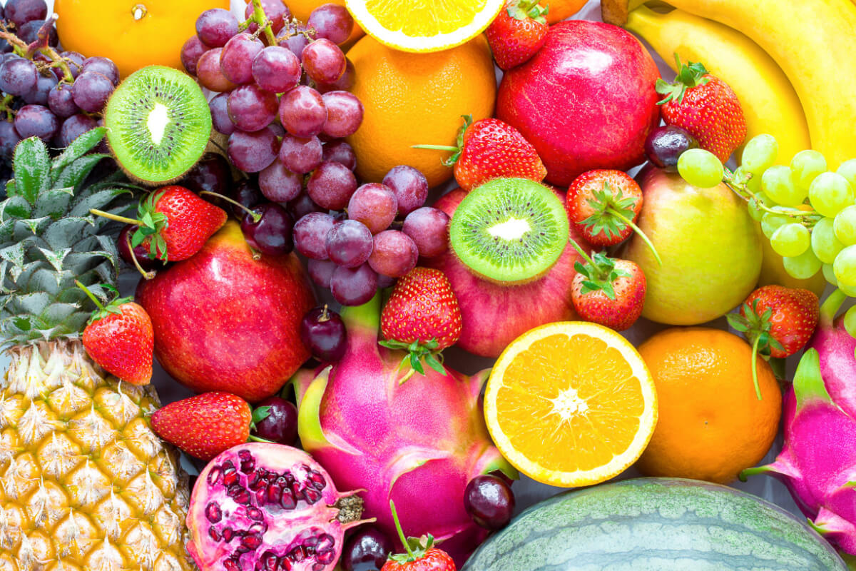 Para os dias de verão na praia, é essencial consumir opções saudáveis como frutas, oleaginosas e bebidas refrescantes (Imagem: CHALERMCHAI99 | Shutterstock)