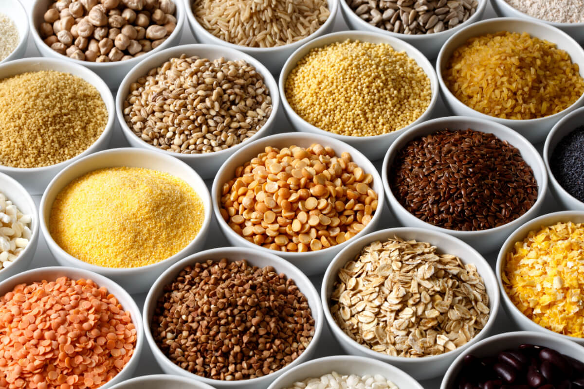 Incluir grãos e sementes na dieta é importante para o funcionamento do corpo (Imagem: Moving Moment | Shutterstock)