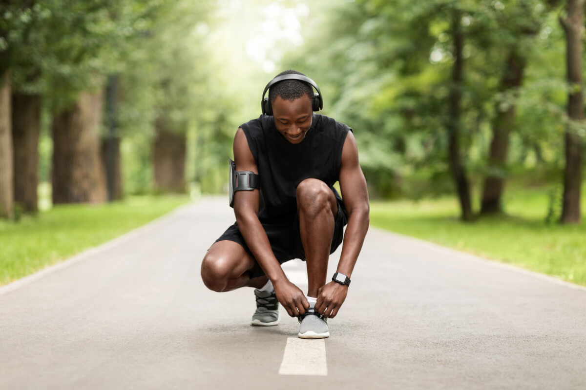 Escolher o calçado correto para a corrida de rua ajuda a evitar lesões (Imagem: Prostock-studio l Shutterstock)