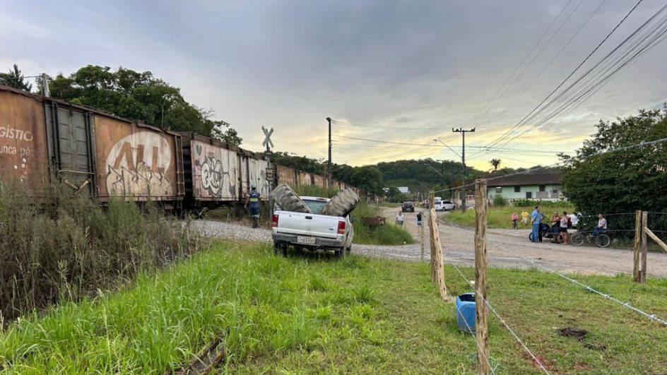 VÍDEO: Homem que estaria dormindo no trilho morre após ser atropelado por trem em Joinville