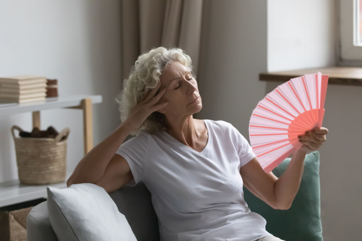 Cuidados com os idosos durante o calor são importantes (Imagem: Phovoir | Shutterstock)