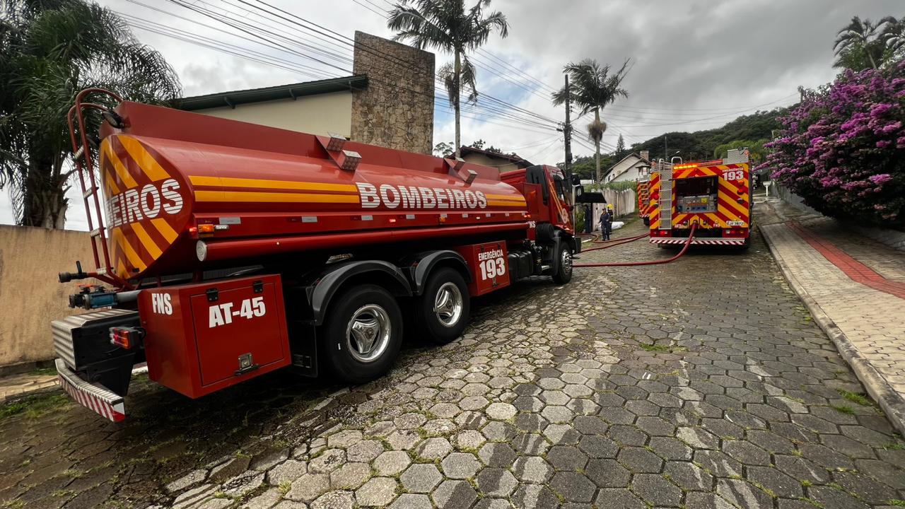 Casa pega fogo e morador é retirado por vizinhos em Florianópolis