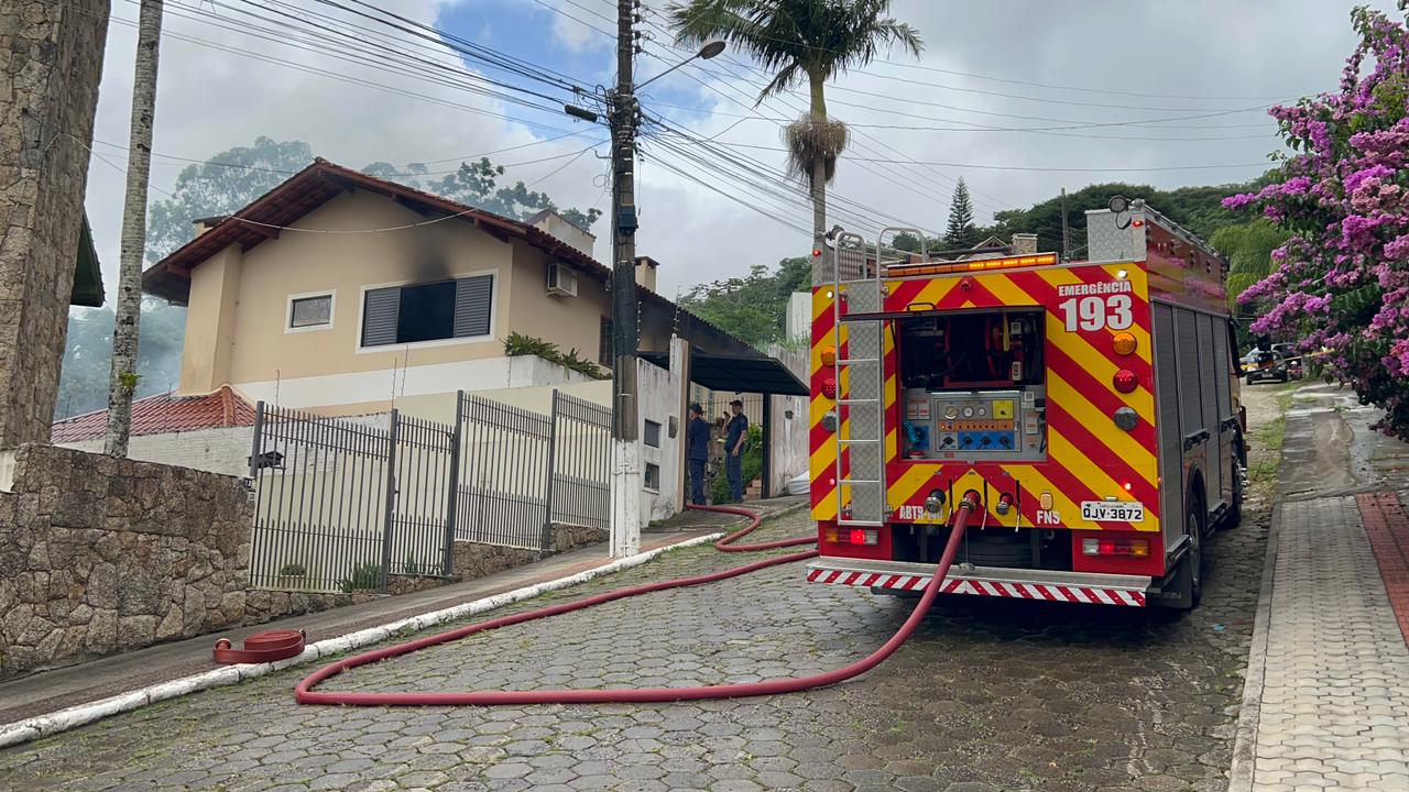 Casa pega fogo e morador é retirado por vizinhos em Florianópolis