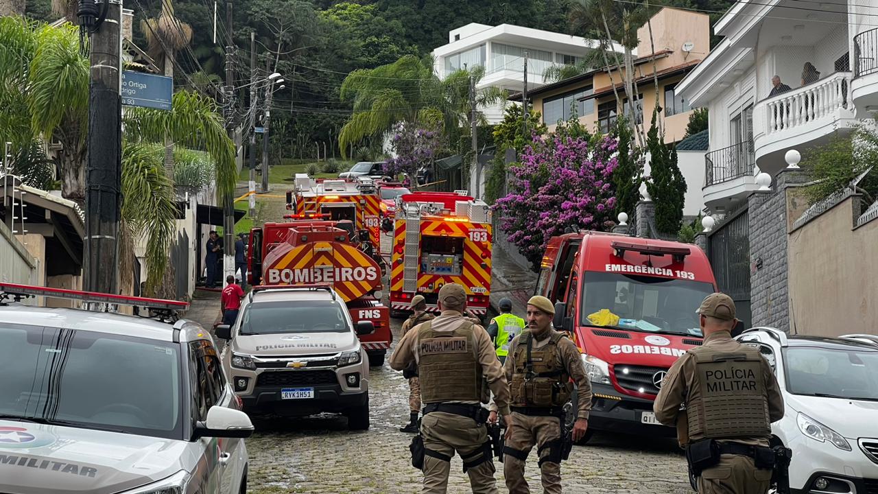 Casa pega fogo e morador é retirado por vizinhos em Florianópolis