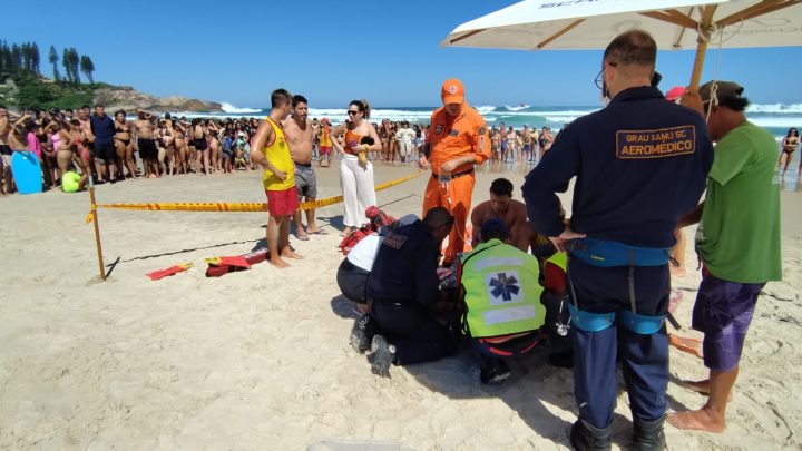 Helicóptero pousa na praia para salvar jovem de afogamento em Florianópolis