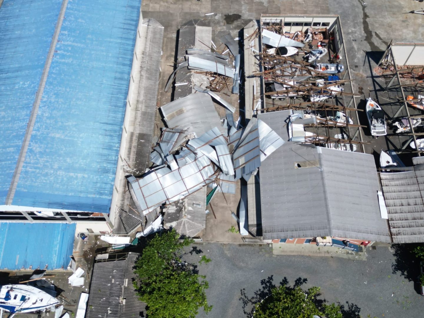 Microexplosão com rajadas de 80km/h causa estragos em São Francisco do Sul