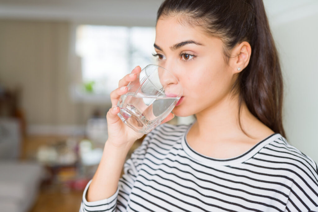 Em casos leves de intoxicação alimentar, o tratamento consiste principalmente na hidratação oral e repouso (Imagem: Krakenimages.com | Shutterstock)
