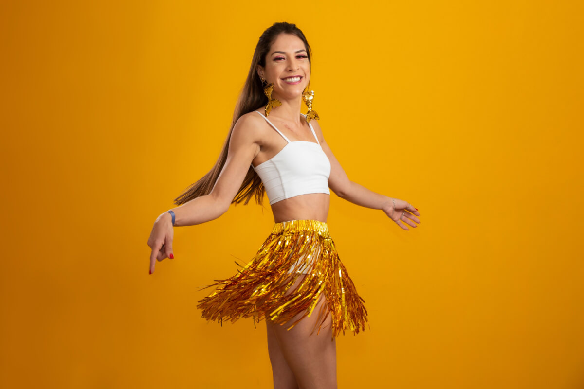 Práticas do dia a dia ajudam a definir o abdômen para o Carnaval (Imagem: Prostock-studio | Shutterstock)