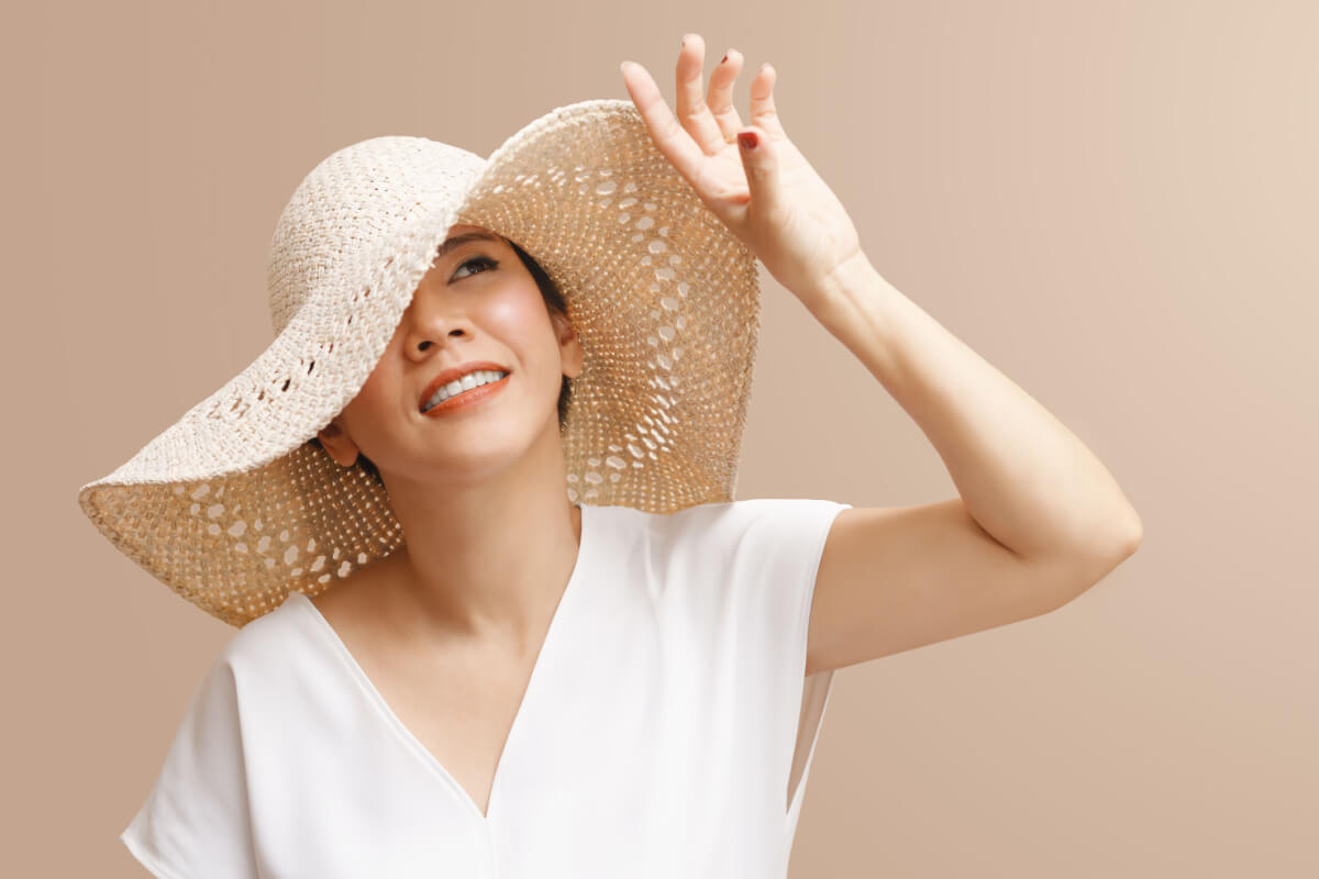 Com o calor elevado e o excesso de suor durante o verão, é essencial ter cuidado com o aparecimento de dermatites (Imagem: myboys.me | Shutterstock)