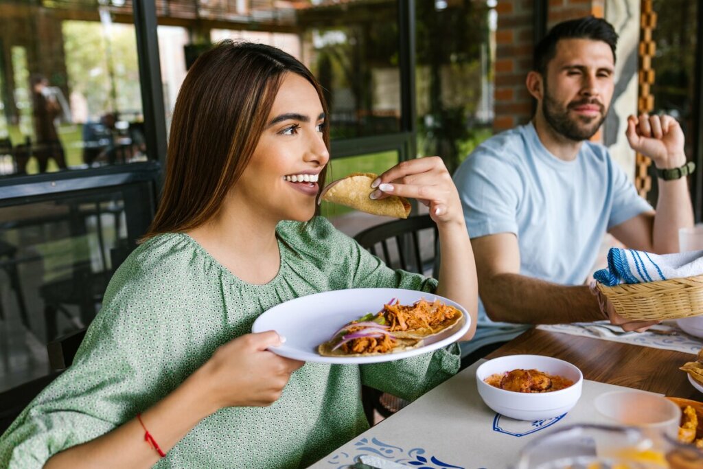 Comer ajuda a liberar serotonina e reduzir a ansiedade (Imagem: Marcos Castillo | Shutterstock)