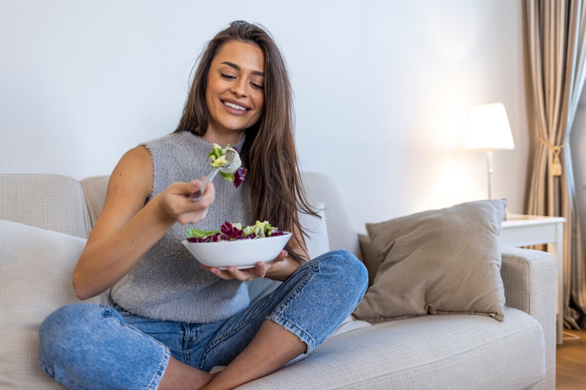 Alguns cuidados com a alimentação são importantes para um emagrecimento saudável (Imagem: Dragana Gordic | Shutterstock)