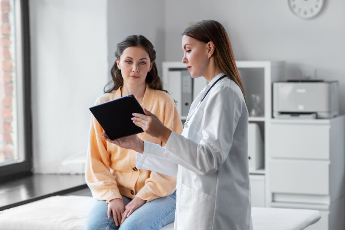 Para tratar a osteonecrose, existem diversas opções, variando conforme o estágio e a causa da condição (Imagem: Ground Picture | Shutterstock)