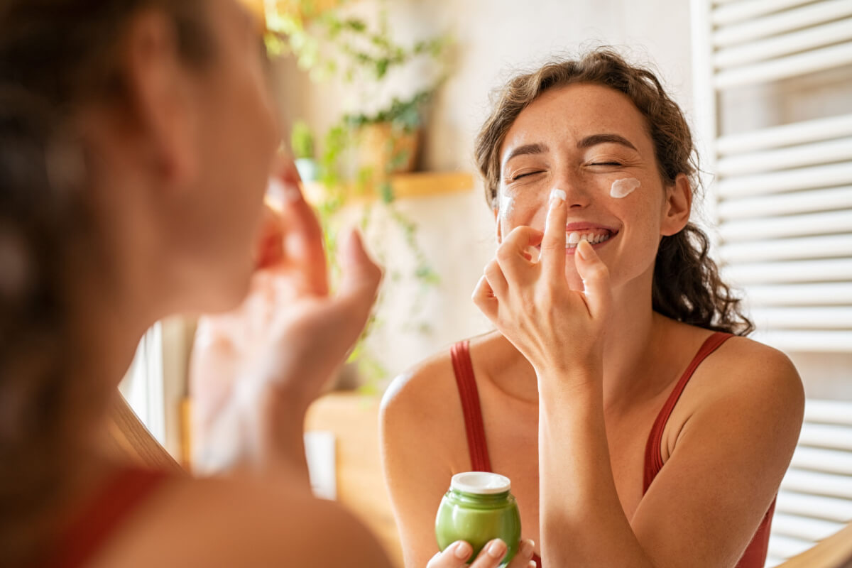 É importante se proteger do sol para evitar o câncer de pele (Imagem: Ground Picture | Shutterstock)