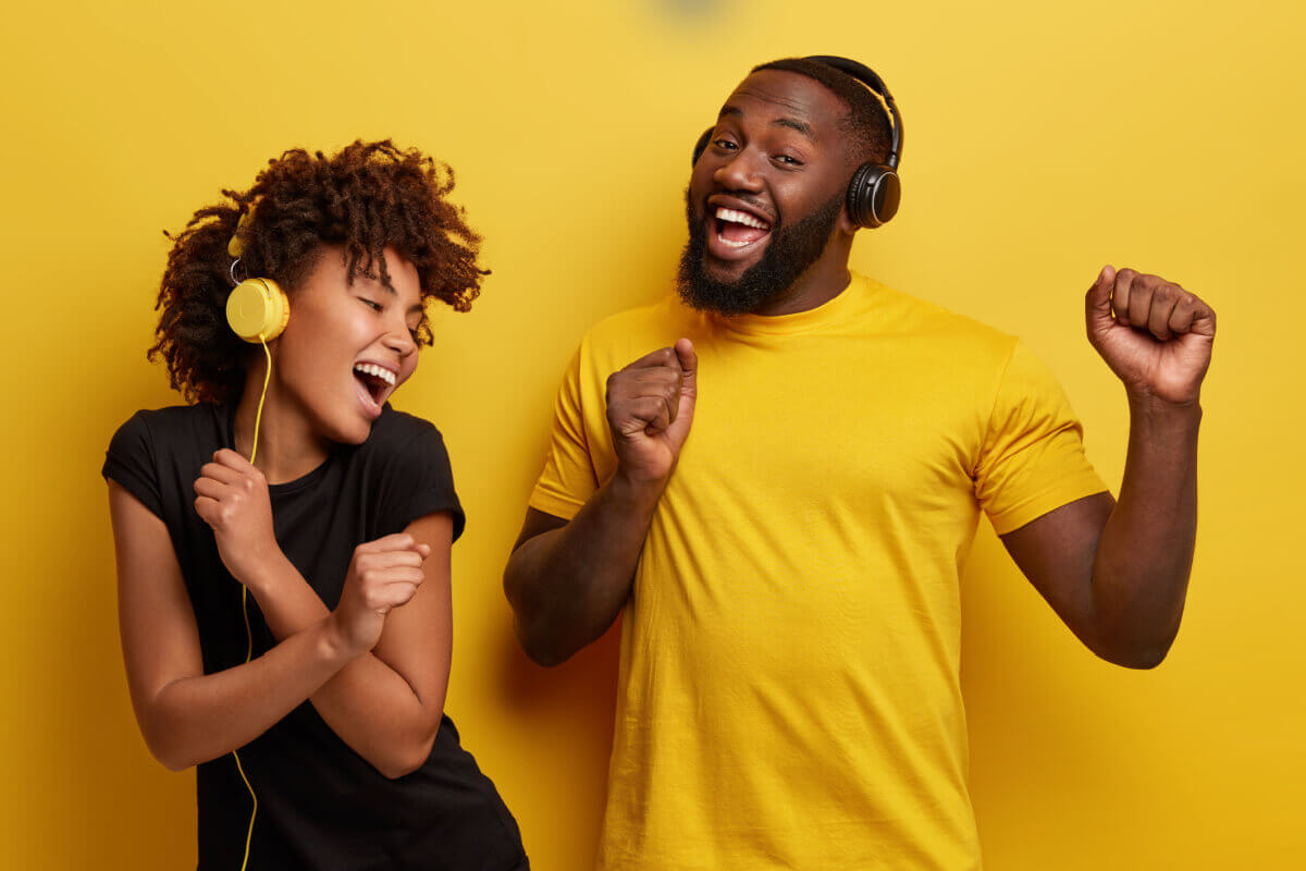 A música é tida como expressão e comunicação de sentidos, sensações e emoções, tanto em níveis individuais quanto coletivos (Imagem: Cast Of Thousands | Shutterstock)
