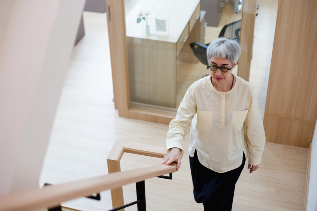Uma forma de evitar possíveis quedas em casa é instalar corrimãos nas paredes e escadas (Imagem: FOTO Eak | Shutterstock)