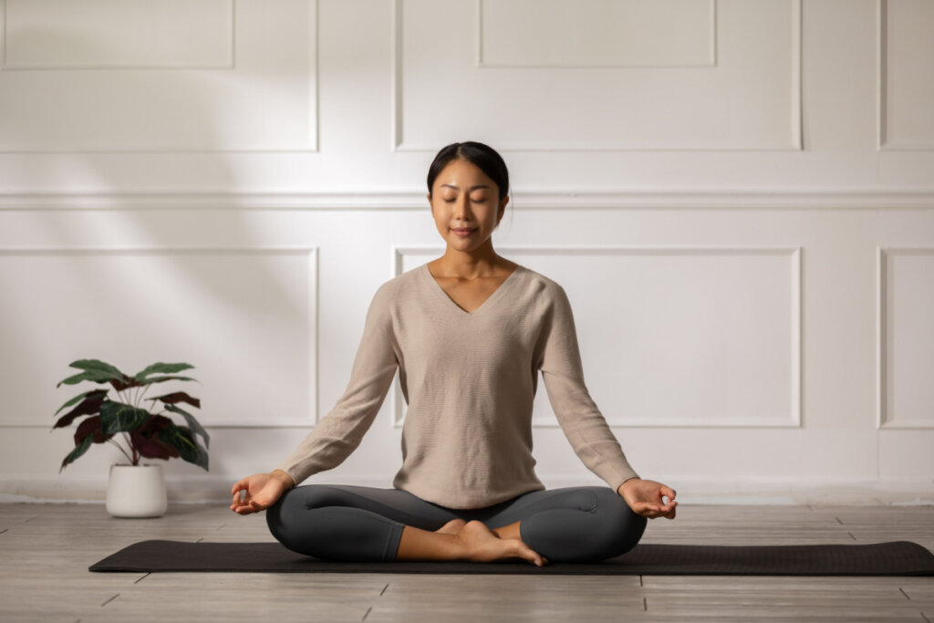 A postura de l&oacute;tus &eacute; muito utilizada na medita&ccedil;&atilde;o (Imagem: 220 Selfmade studio | ShutterStock)