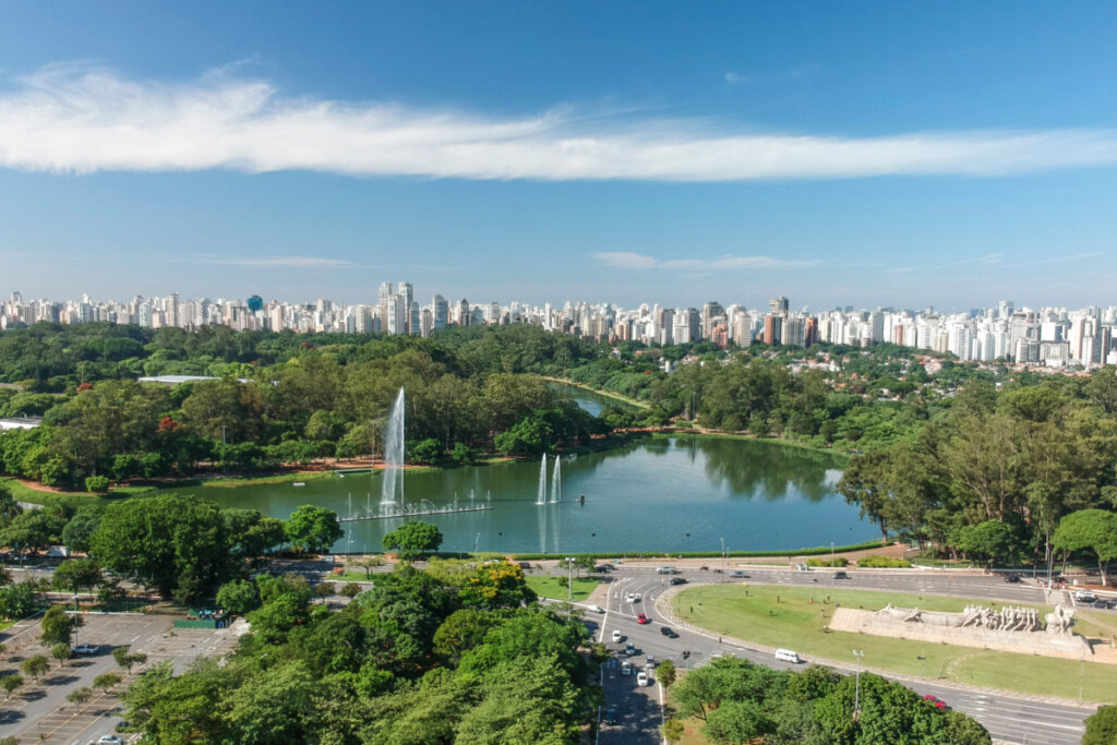 Parque Ibirapuera oferece áreas verdes para relaxamento e prática de esportes (Imagem: windwalk | Shutterstock)