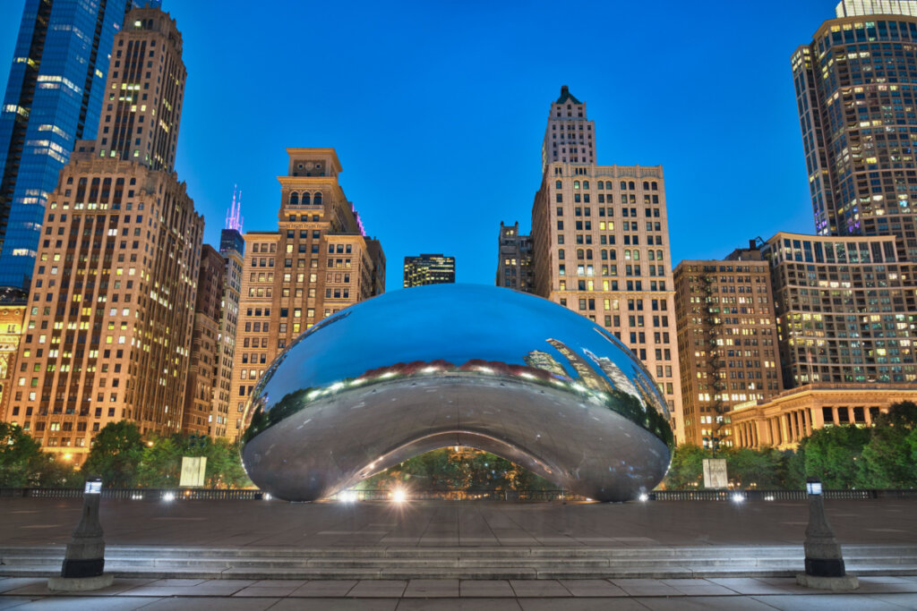 O Millennium Park surpreende por suas características arquitetônicas inovadoras e suas atrações culturais (Imagem: Luis Boucault | Shutterstock)
