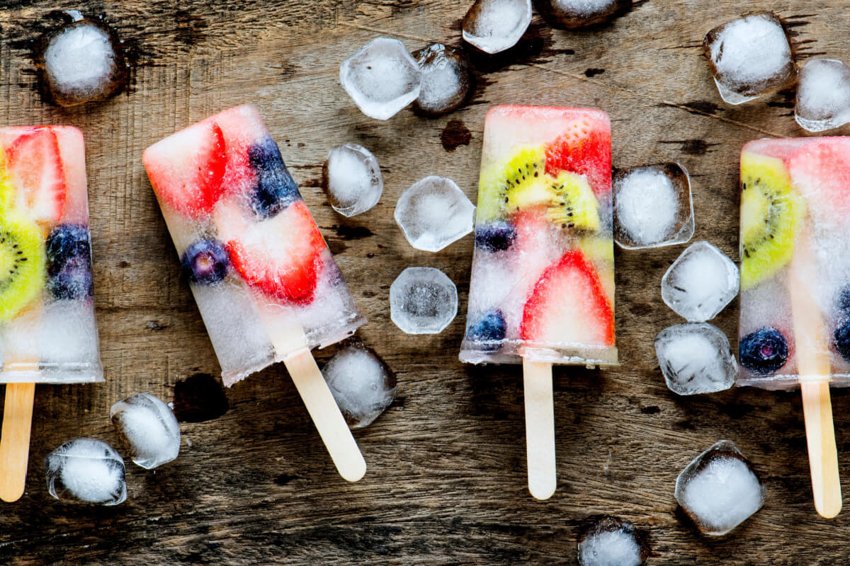 Picolé de frutas com água de coco (Imagem: Rawpixel.com | Shutterstock)