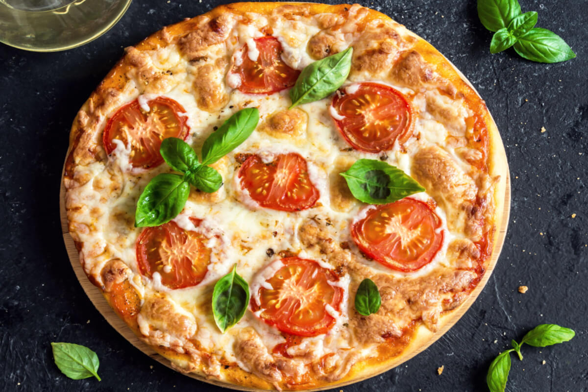 Pizza caseira de margherita (Imagem: Oksana Mizina | Shutterstock)