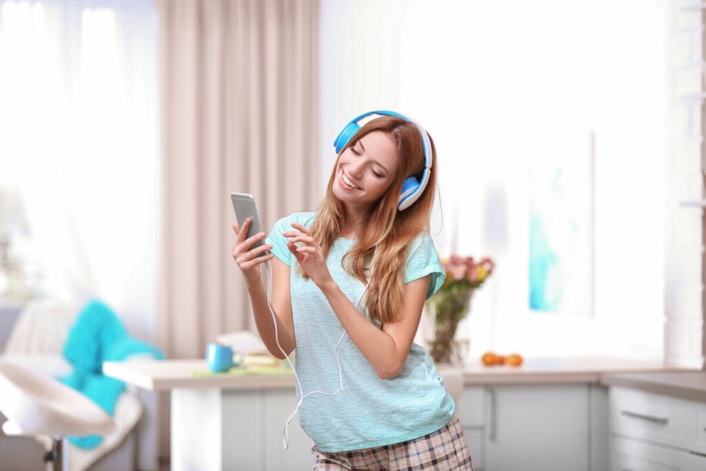 A música tem potencial de transformar e complementar o que estamos sentindo (Imagem: Africa Studio | Shutterstock)