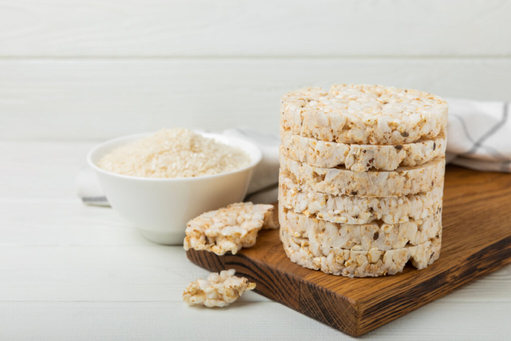 Bolachas de arroz são boas opções para substituir as de trigo (Imagem: Avocado_studio | Shutterstock)
