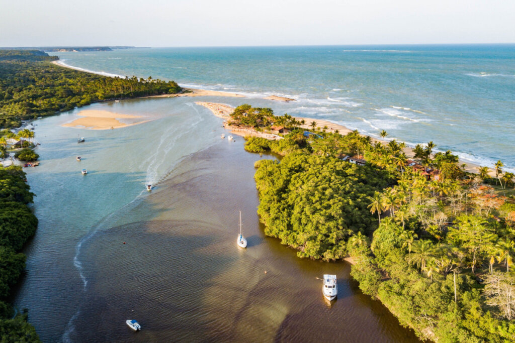 Porto Seguro tem rica biodiversidade de recifes (Imagem: Viagens e Caminhos | Shutterstock)