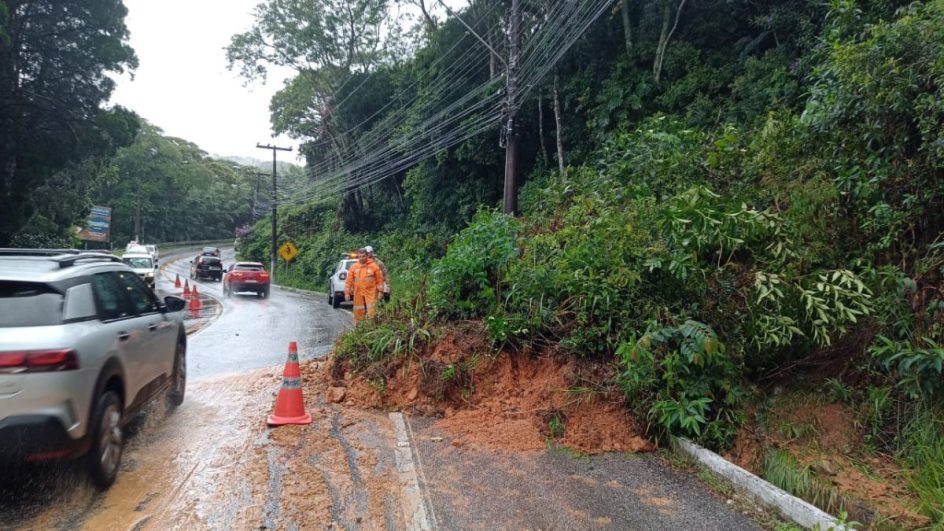 Queda de barreira na SC-404, no Morro da Lagoa (André Lux, NSC)