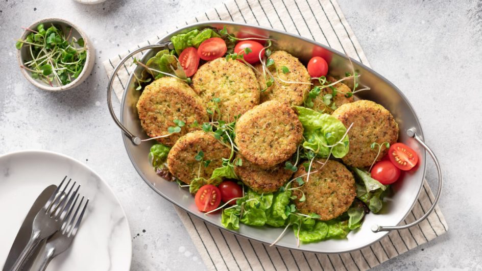 Hambúrguer de quinoa e chia (Imagem: Mila Naumova | Shutterstock)