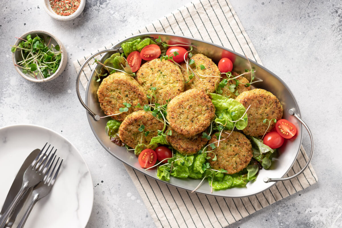 Hambúrguer de quinoa e chia (Imagem: Mila Naumova | Shutterstock)
