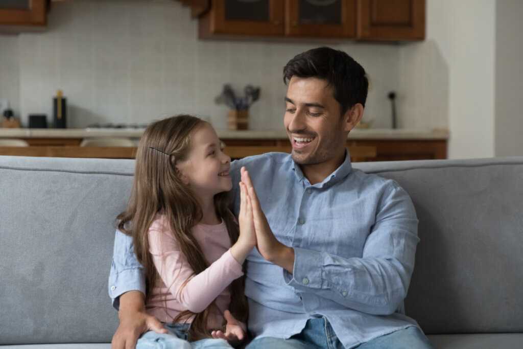 Estabelecer uma boa comunicação com as crianças incentiva a expressão dos seus sentimentos (Imagem: créditos: fizkes | Shutterstock)