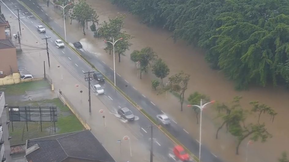 VÍDEO: Rio Cachoeira transborda e alaga avenida central de Joinville