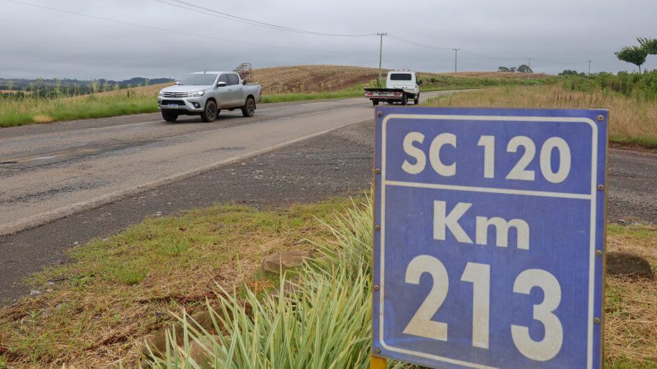 Rodovia estadual no Meio-Oeste