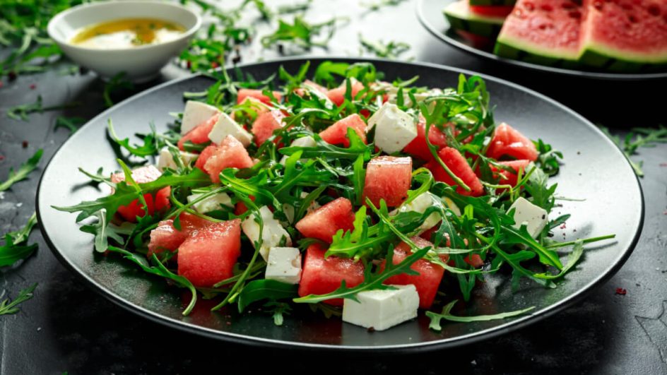 Salada de rúcula com melancia e queijo feta  (Imagem: DronG | Shutterstock)