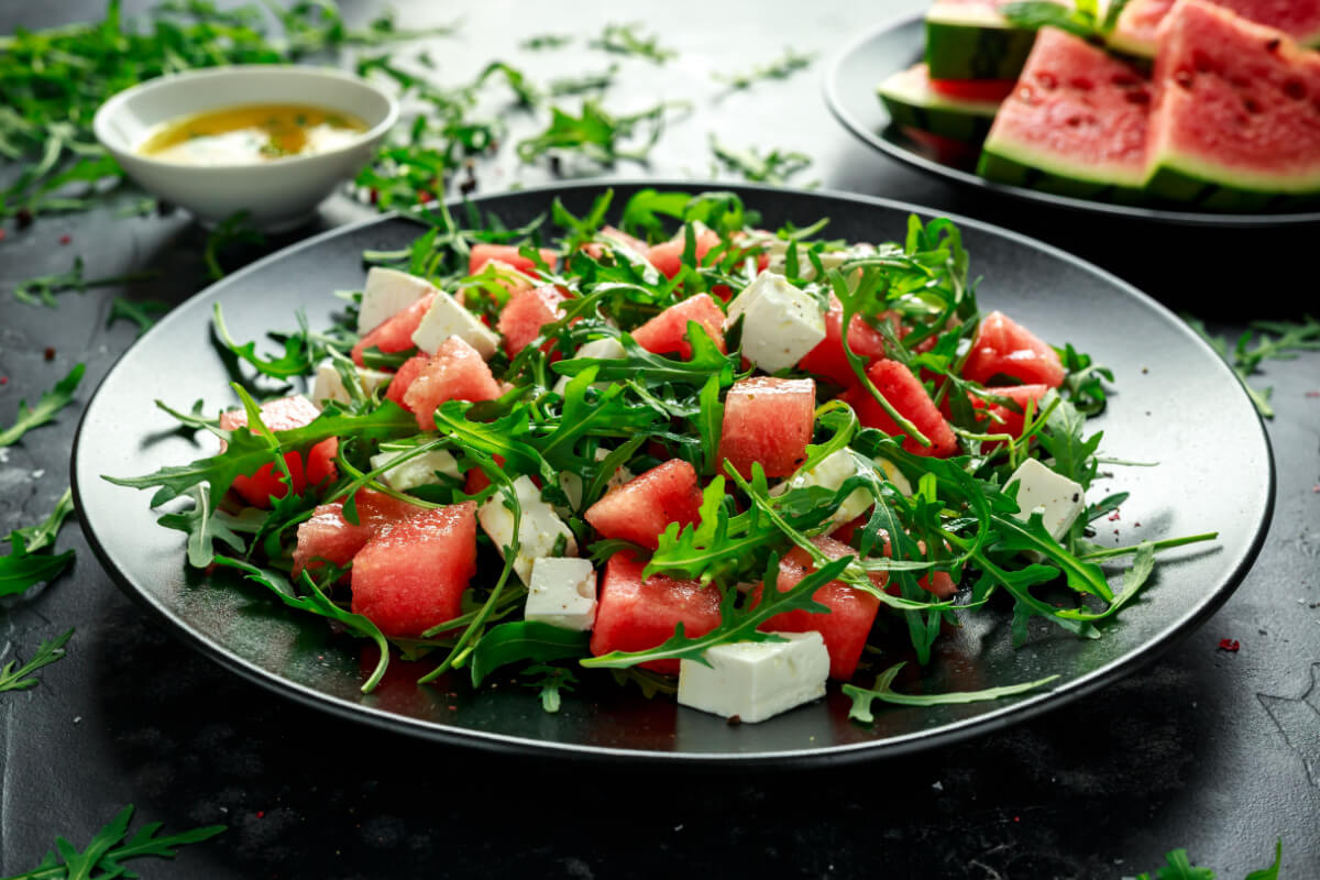Salada de rúcula com melancia e queijo feta  (Imagem: DronG | Shutterstock)