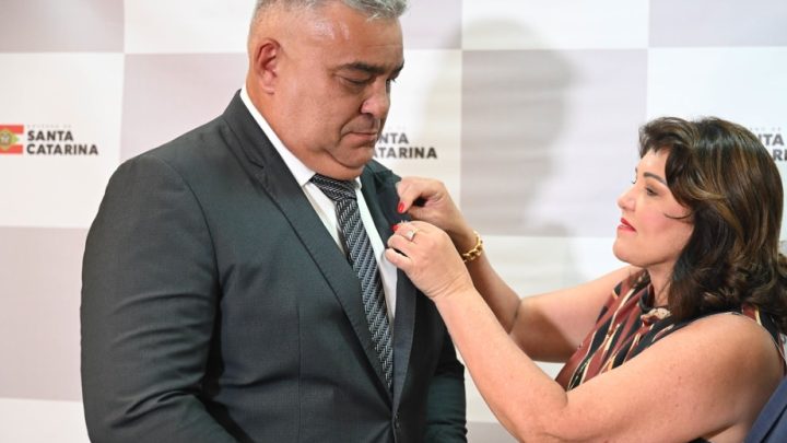 Sargento Lima recebe bótom da vice-governadora Marilisa Boehm