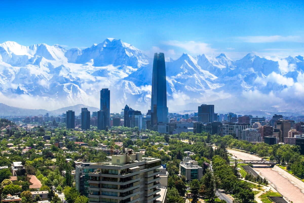 Santiago é um destino que vale a pena visitar (Imagem: Marianna Ianovska | Shutterstock)