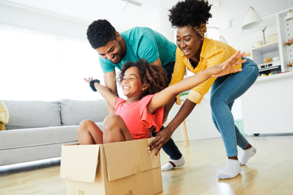 É possível se divertir com as crianças sem sair de casa (Imagem: pics five | Shutterstock)