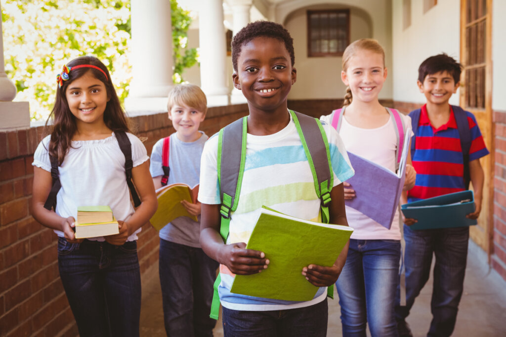Seja pontual ao buscar as crianças na escola, pois isso contribui para a sensação de segurança e confiança na rotina escolar (Imagem: ESB Professional | Shutterstock)