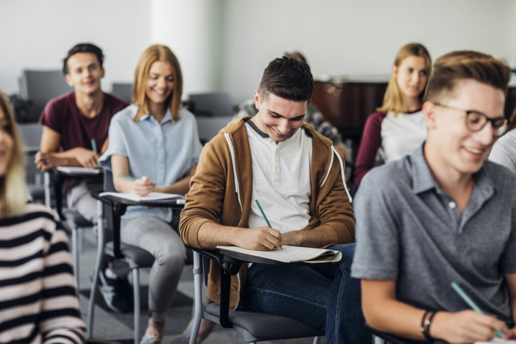 Preste atenção aos enunciados durante a prova (Imagem: fizkes | Shutterstock)