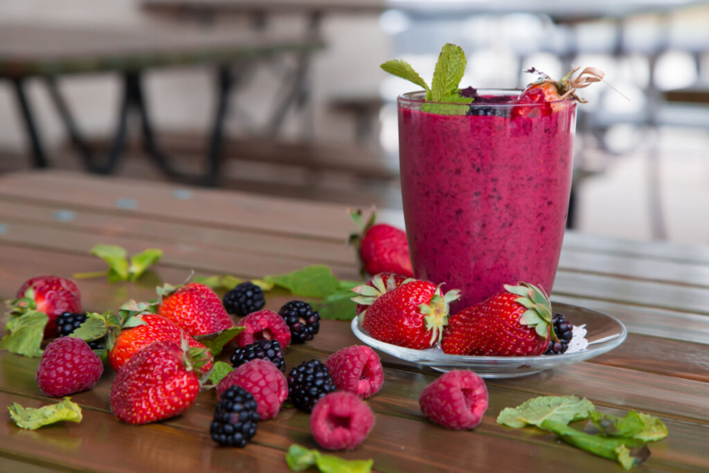 Smoothie de frutas vermelhas (Imagem: AnnaMorozova | Shutterstock)