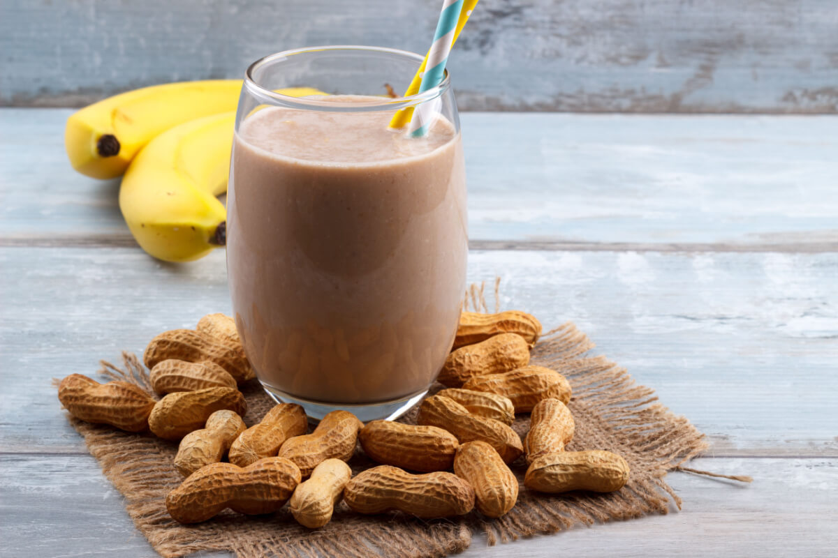 Vitamina de banana com pasta de amendoim (Imagem: Lana_M | Shutterstock)