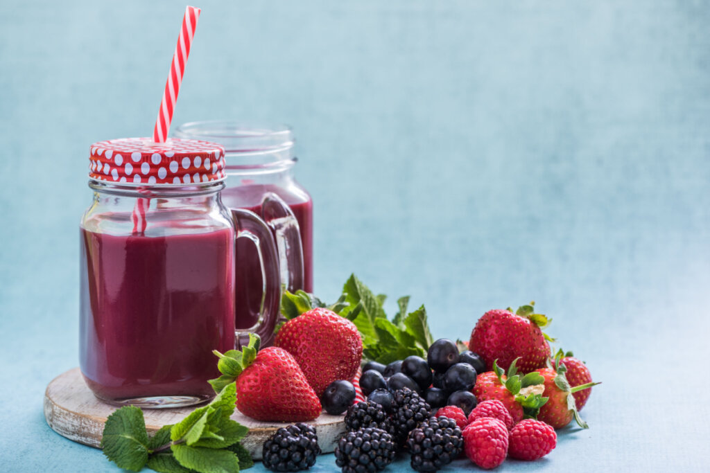 Bebidas como smoothie de frutas vermelhas são uma opção refrescante e saudável para consumir na praia (Imagem: marcin jucha | Shutterstock)