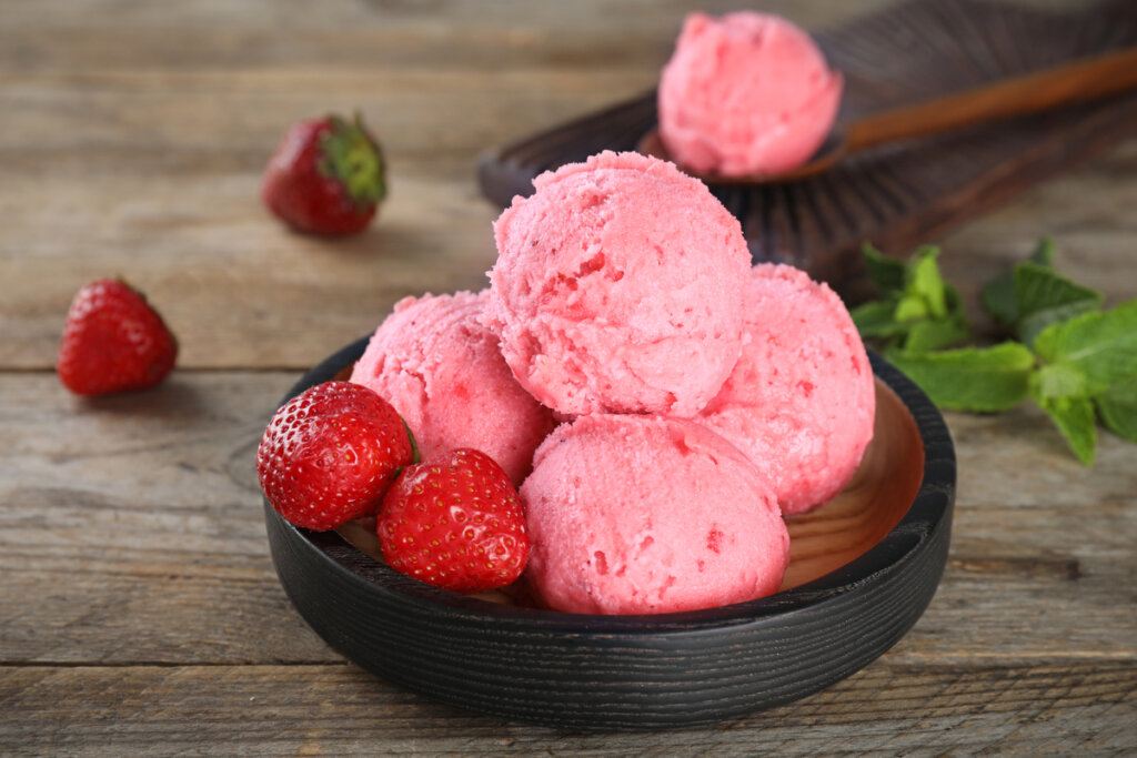 Sorvete cremoso de morango (Imagem: New Africa | Shutterstock)