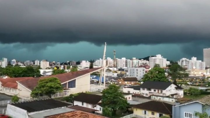 VÍDEO: Tempestade escurece Joinville e céu assusta moradores