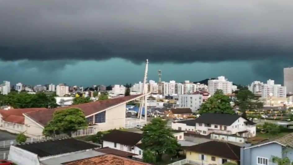 VÍDEO: Tempestade escurece Joinville e céu assusta moradores