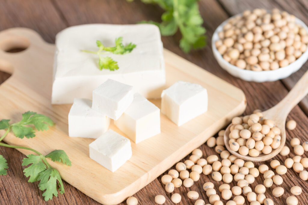 O tofu pode compor muitos pratos e substituir o seitan, feito de glúten de trigo (Imagem: inewsfoto | Shutterstock)